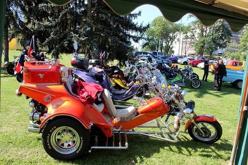 Ze setkání amerických aut, tříkolek a motocyklů na dvoře nymburského pivovaru.