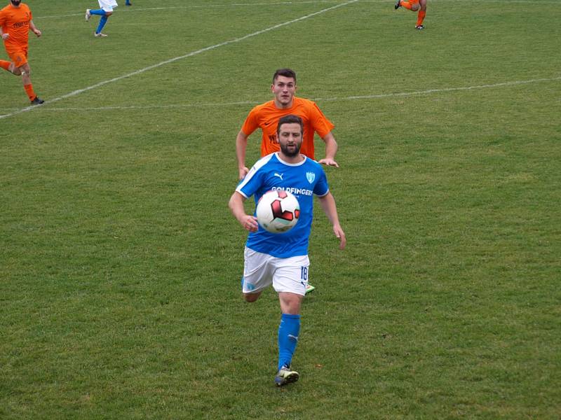 Derby vyhrály Poříčany. Fotbalisté Vykáně (v modrém) doma nestačili na celek Poříčan.