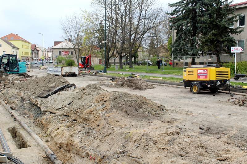 Problémy se stavbou dvou kruhových objezdů u nemocnice v Nymburce neberou konce.