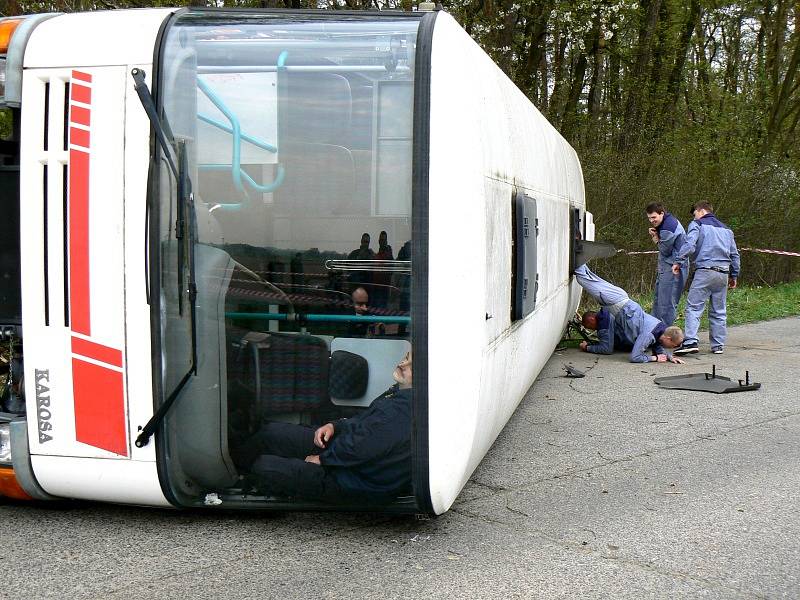 Cvičení simulující nehodu autobusu převážejícího vězně