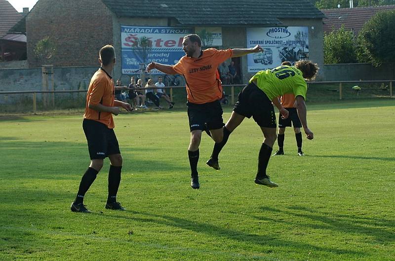 Z přípravného fotbalového utkání Sokoleč - Slovan Poděbrady (3:1)