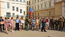 Ukázka střetu okupantů s demonstranty u základní školy.