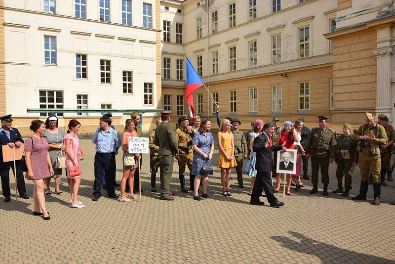 Ukázka střetu okupantů s demonstranty u základní školy.