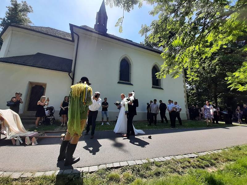 Hasiči novomanžele pořádně prověřili - od oltáře k prvnímu manželskému požáru.