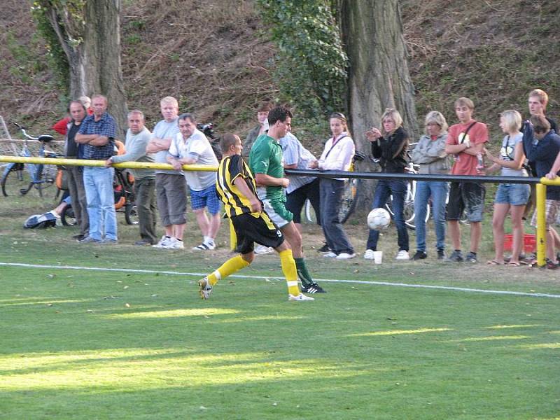 Z fotbalového derby Litol - Semice 4:2.