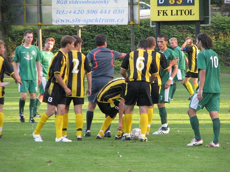 Z fotbalového derby Litol - Semice 4:2.