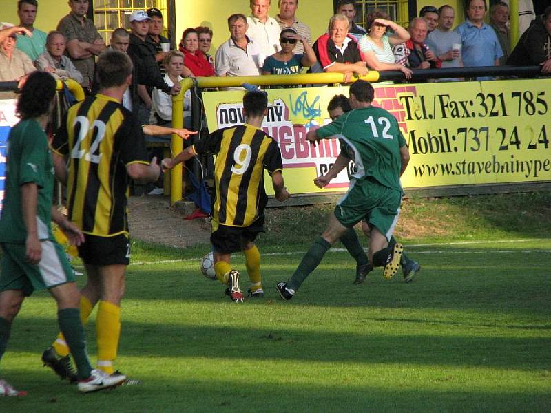 Z fotbalového derby Litol - Semice 4:2.