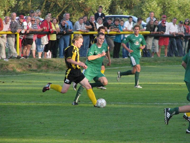 Z fotbalového derby Litol - Semice 4:2.