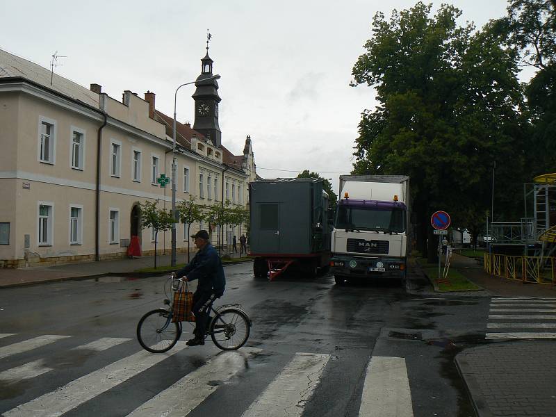 Na náměstí do Městce se sjíždí pouťové atrakce.