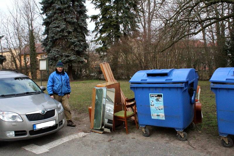 Nábytek u kontejnerového hnízda v lokalitě Na Rejdišti.