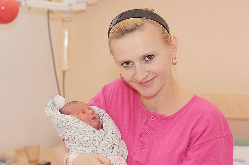 KRISTÝNKA JE NYMBURAČKA. Kristýna Léglová se narodila 10. listopadu 2010, kdy měřila 44 centimetrů a vážila 2240 gramů. S rodiči Erikou a Miroslavem Léglovými pojede domů do Nymburka.