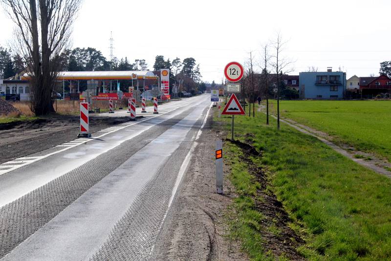 Doprava v blízkosti křižovatky mezi Poděbrady, Přední Lhotou a Pískovou Lhotou v době její přestavby na oválný kruhový objezd.