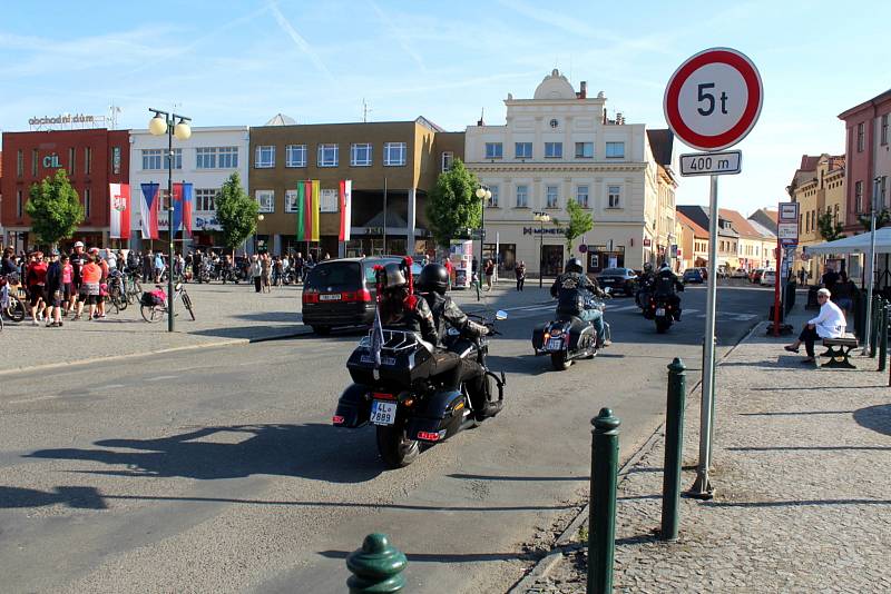 Za start letošní První míle si královéhradecký H.O.G Chapter klub sdružující majitele nablýskaných harlejů vybral nymburské náměstí.
