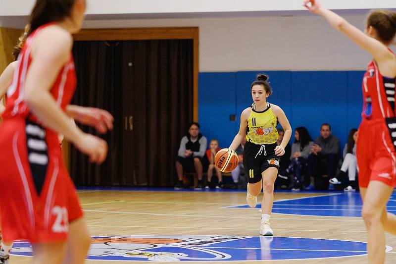 Z basketbalového utkání celostátní ligy juniorek Sadská - Brandýs nad Labem (65:60)