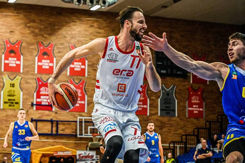 Z basketbalového utkání nejvyšší soutěže Nymburk - Opava (92:75)