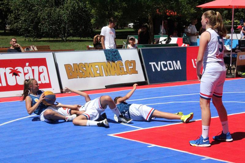 Mezinárodní turnaj v basketu tři na tři se hrál na poděbradské kolonádě.