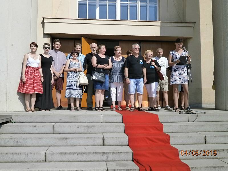 Cenu divadelníci převzali před Jiráskovým divadlem v Hronově.