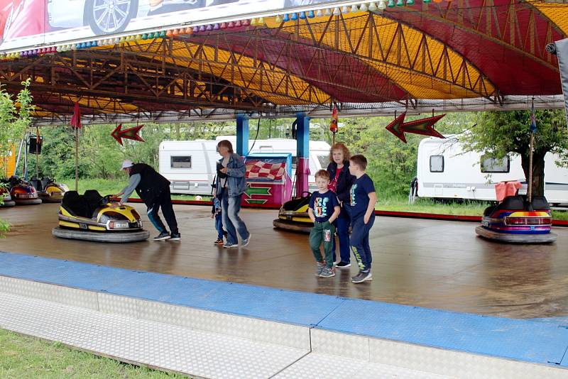 Lunapark nabízí atrakce za nádražím v Poděbradech.