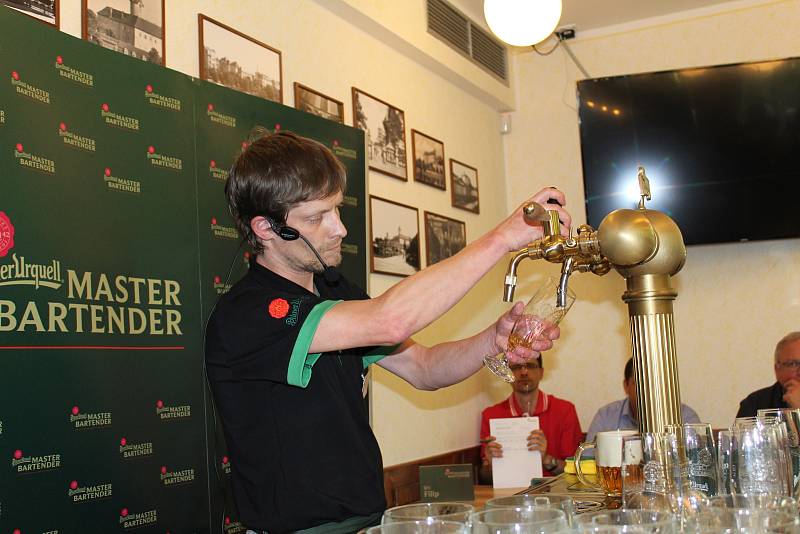 Nejlepší výčepní ze středních Čech soutěžili v Poděbradech v restauraci Náš hostinec o postup do finále soutěže Pilsner Urquell Master Bartender 2017.