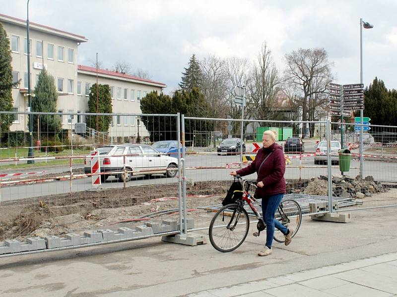 Kruhový objezd na křížení Boleslavské třídy a Zbožské ulice v Nymburce před přestavbou.