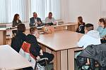 Setkání ukrajinských žáků 7. - 9. tříd Základní školy Tyršova s vedením města Nymburk na radnici.