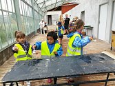 Žáci zemědělské školy završili Projekt voda a hmyz otevřením naučné stezky v areálu školy. Otestovaly ji děti z místních mateřinek.