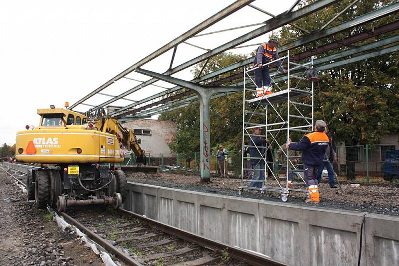 Elektrifikace milovické trati pokročila k Mladé.