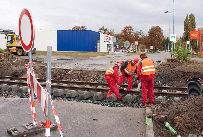 Elektrifikace milovické trati pokročila k Mladé.