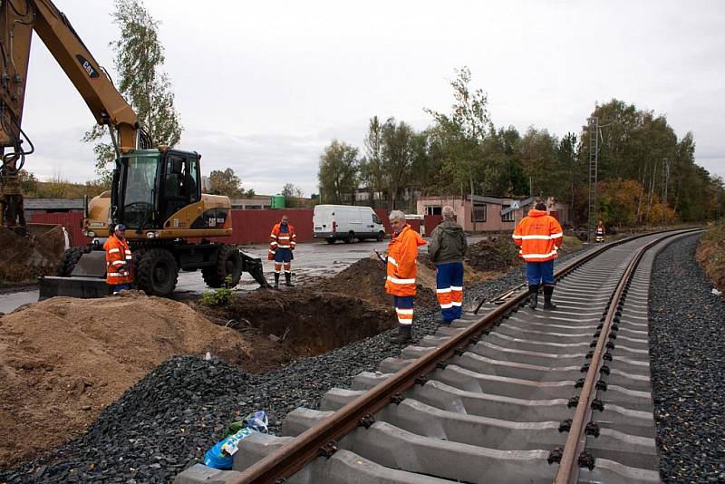 Elektrifikace milovické trati pokročila k Mladé.