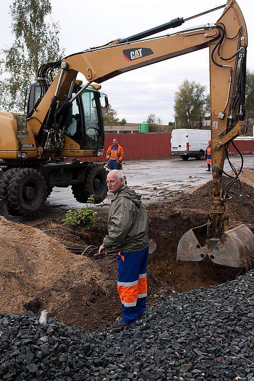 Elektrifikace milovické trati pokročila k Mladé.