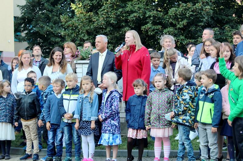 Nový školní rok začal na Základní škole Tyršova v Nymburce shromážděním před školou i testováním ve třídách.