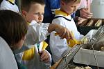 Děti se na příměstském táboře v Poděbradech učí včelařit.