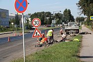 Právě probíhá oprava Pražské ulice. Po novém budete moci jezdit už 1. září.