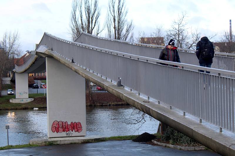 Nymburská lávka přes Labe.