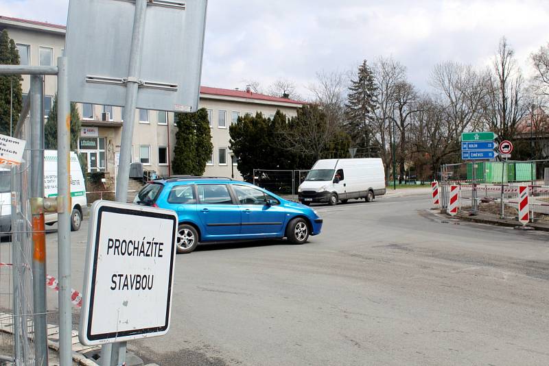 Kruhový objezd na křížení Boleslavské třídy a Zbožské ulice v Nymburce před přestavbou.