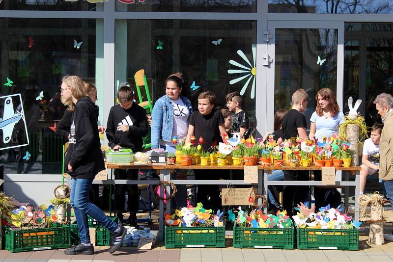 Tradiční Velikonoční jarmark před Základní školou Letců R.A.F. na nymburském sídlišti.