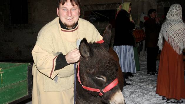 Venkovní představení Putování do Betléme u křineckého zámku.