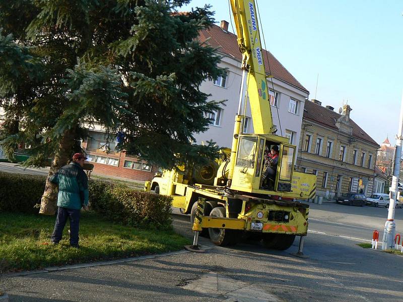 Instalace vánočního stromu v Sadské