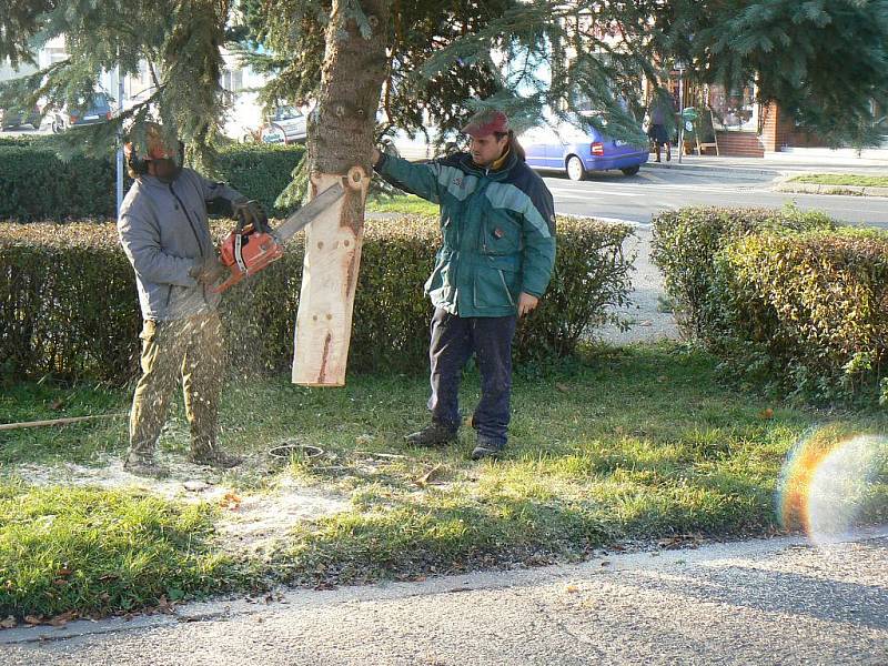 Instalace vánočního stromu v Sadské