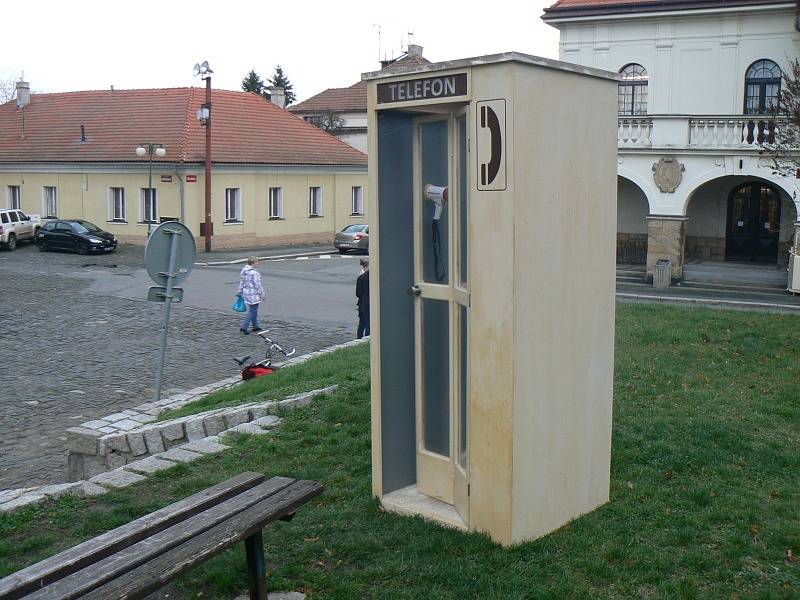 Telefonní budky coby umělecké objekty po Nymburce