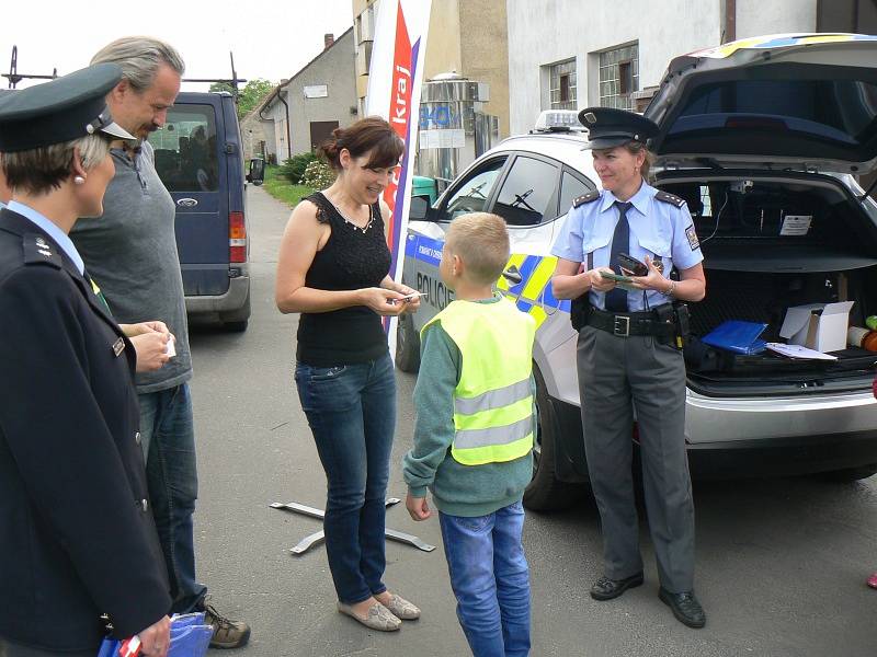 Při dopravní akci asistovaly děti z Kostelní Lhoty