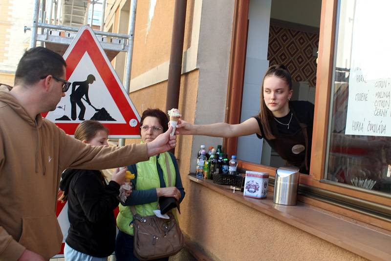 U nymburské Zmrzlinárny se stojí fronta už od chvil, kdy slunko začne na jaře hřát.