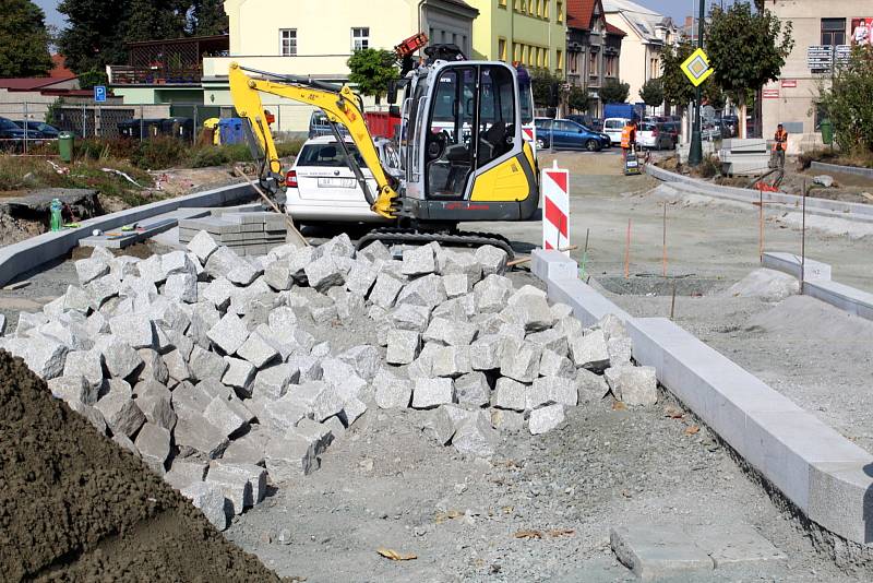 Na kruhovém objezdu v současné době probíhá především dláždění. A to jak jeho vnitřní části, tak přilehlých chodníků.