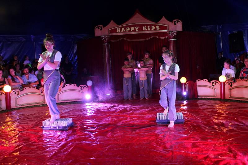 Děti z Dymokur několik dnů nacvičovaly profesionální čísla jako skutečné hvězdy cirkusového nebe.