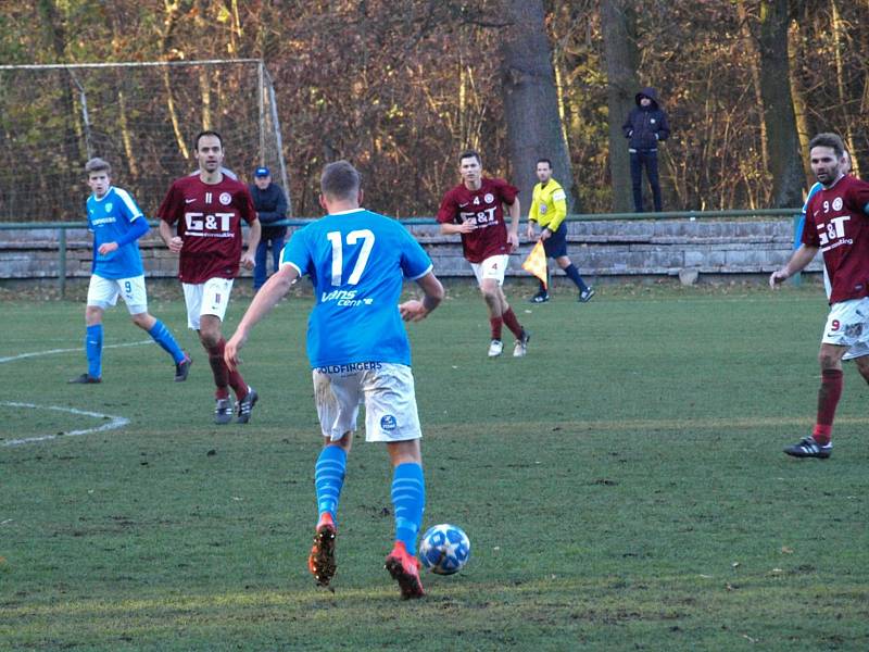 Fotbalisté Bohemie Poděbrady (v rudém) vyhráli doma okresní derby nad Vykání 2:1.