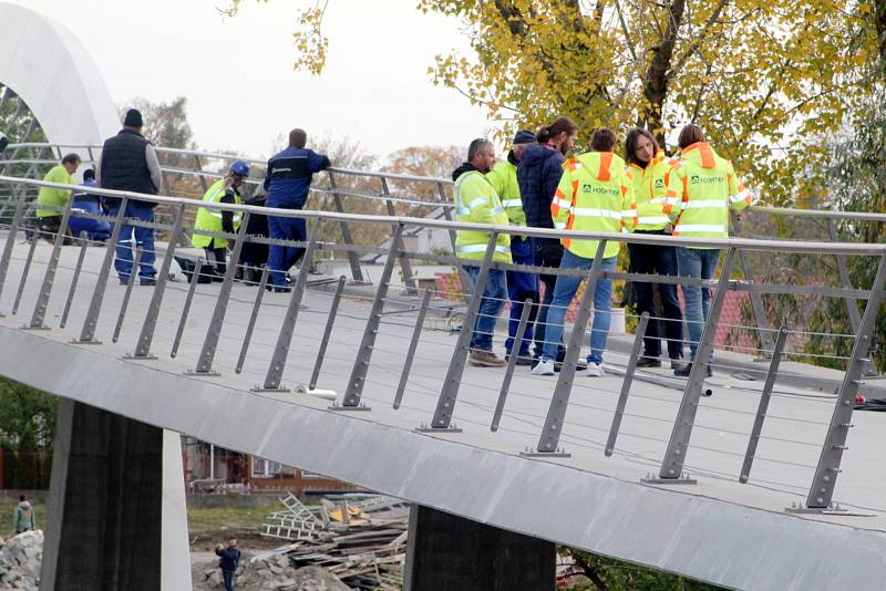 Lávka se pro veřejnost otevře už v pátek v 16 hodin současně s jejím rozsvícením.