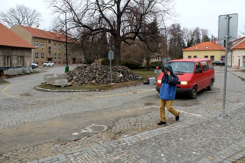 Pracuje se pouze na kraji lokality Na Rejdišti, jinde práce zastavil mráz.