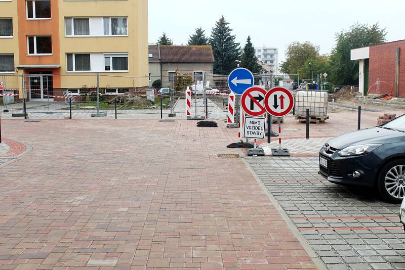 Aktuální situace na křížení ulic Sadová a Růžová na jankovickém sídlišti v Nymburce.