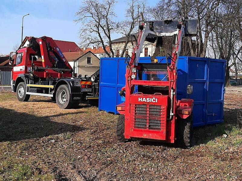 Úklid prostranství v Nádražní ulici v Nymburce drážními hasiči.