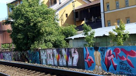 Streetartový festival Město = galerie se po roce vrací do Nymburka. Zajímavou novinkou je fakt, že do konce května mohou místní umělcům nabídnout plochy na svých domech.